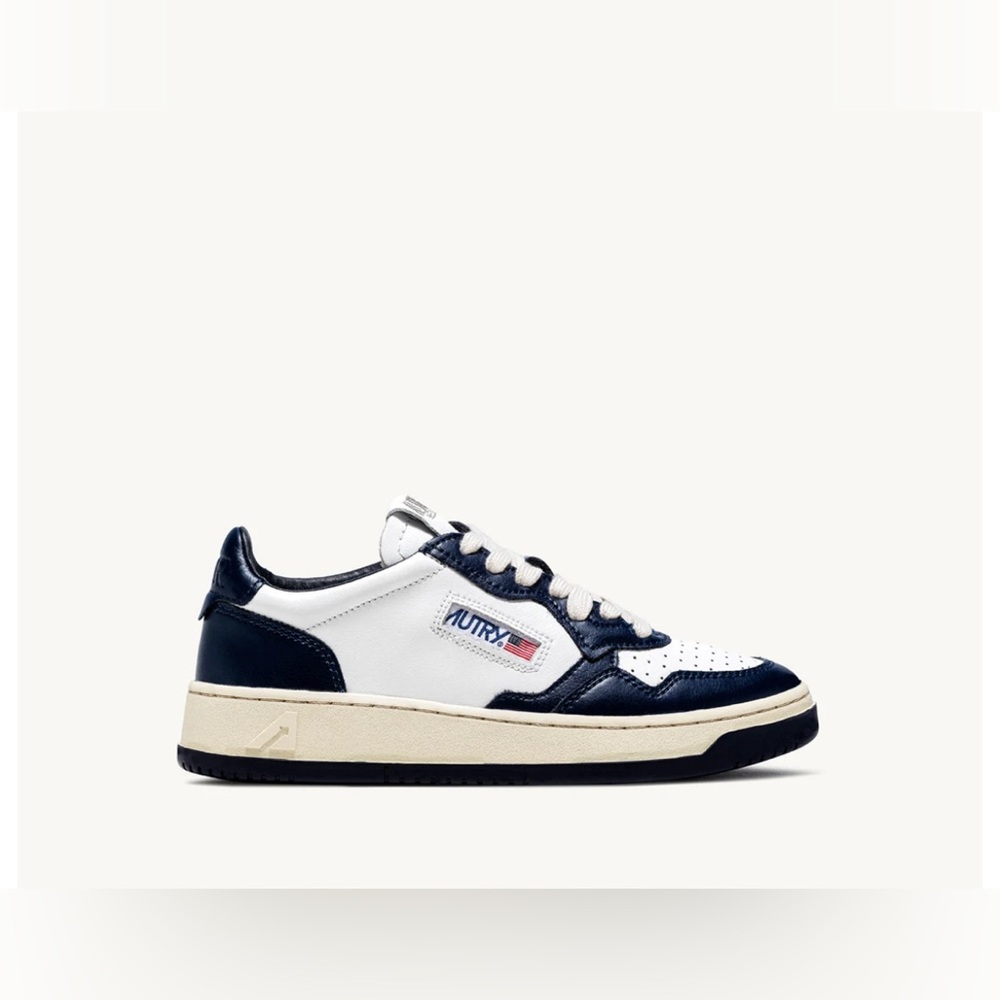 AUTRY 
MEDALIST LOW BICOLOR SNEAKERS IN WHITE AND BLUE LEATHER